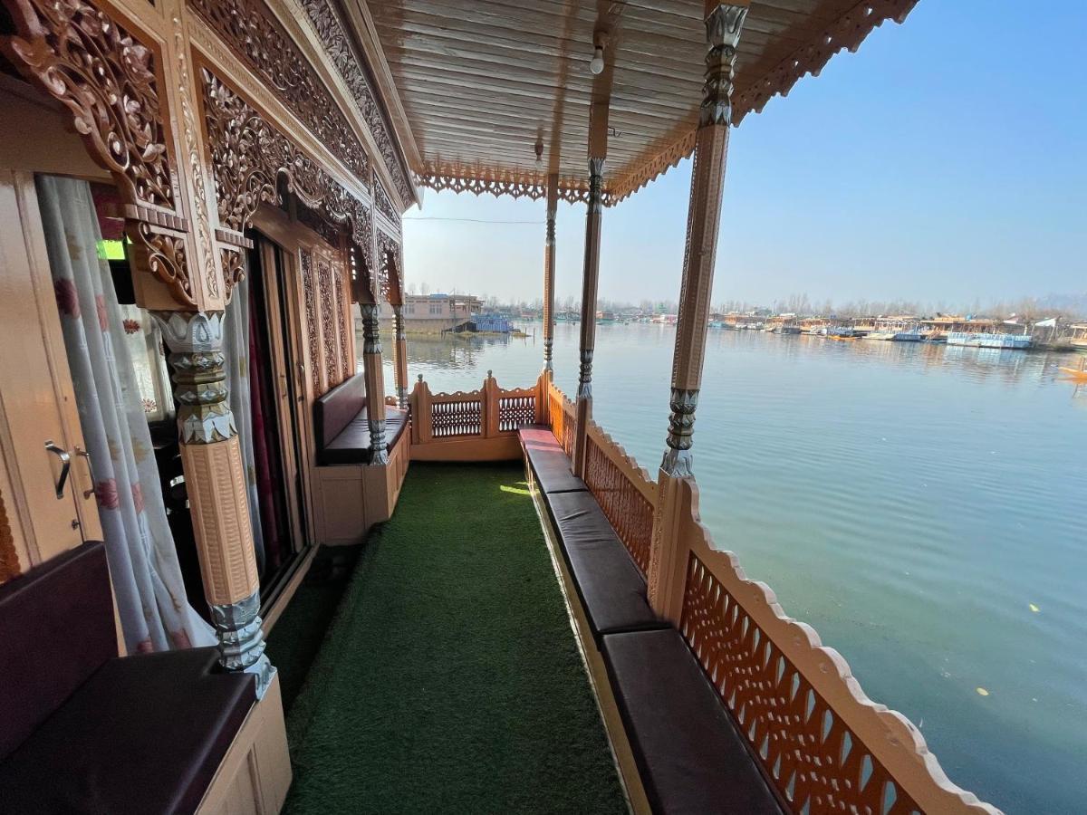 Floating Young Gulshan Houseboat Σριναγκάρ Εξωτερικό φωτογραφία