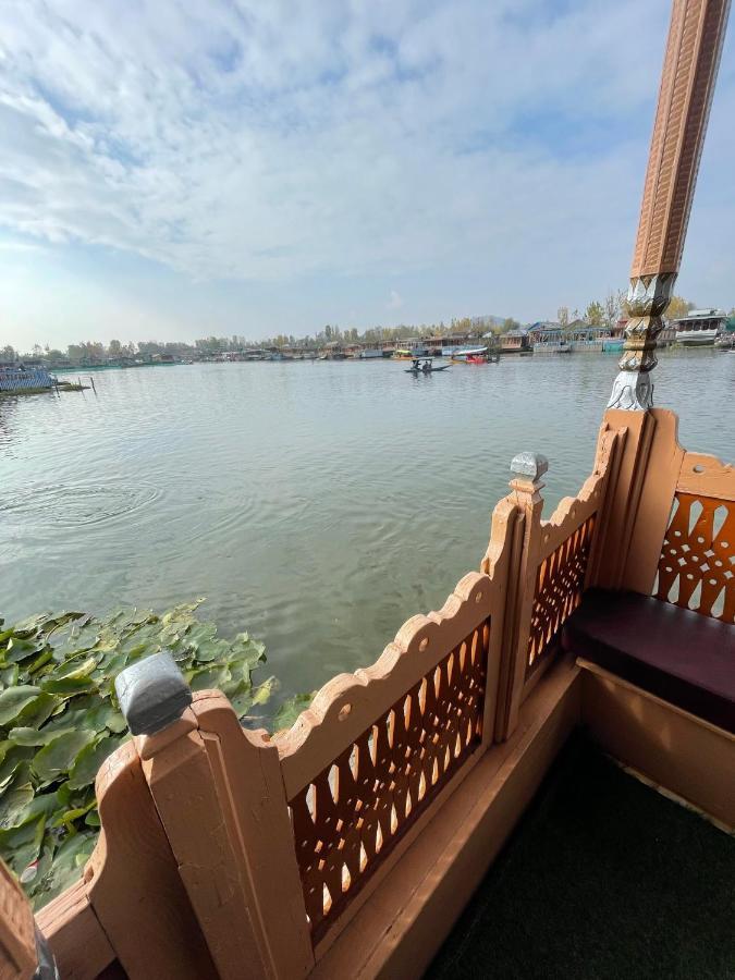 Floating Young Gulshan Houseboat Σριναγκάρ Εξωτερικό φωτογραφία