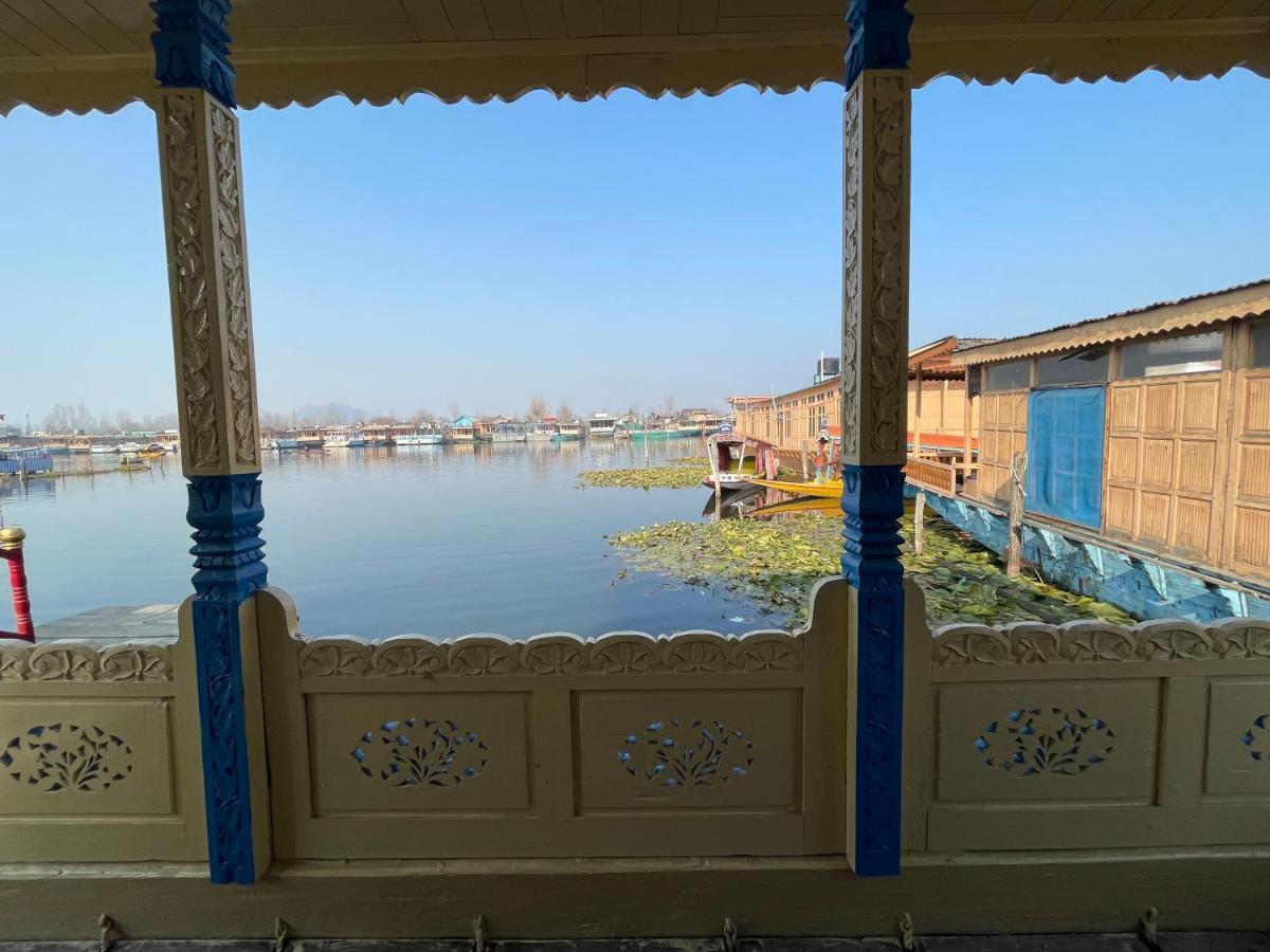 Floating Young Gulshan Houseboat Σριναγκάρ Εξωτερικό φωτογραφία