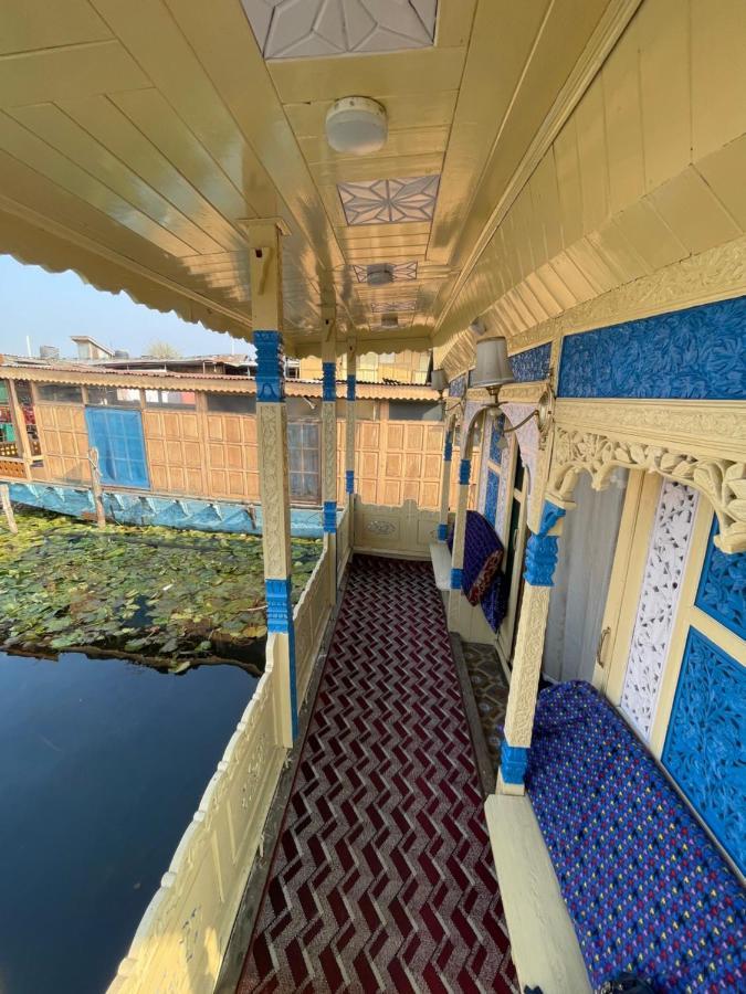 Floating Young Gulshan Houseboat Σριναγκάρ Εξωτερικό φωτογραφία