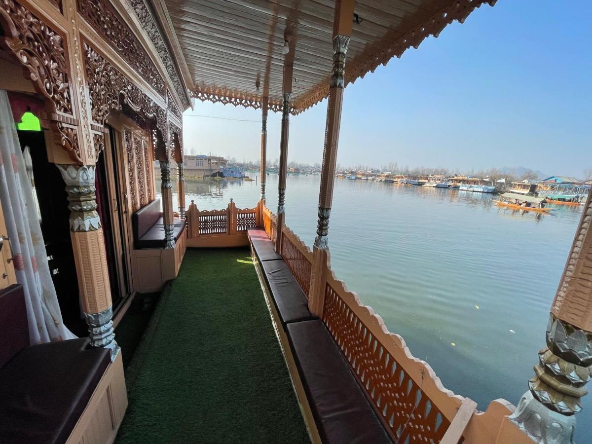 Floating Young Gulshan Houseboat Σριναγκάρ Εξωτερικό φωτογραφία