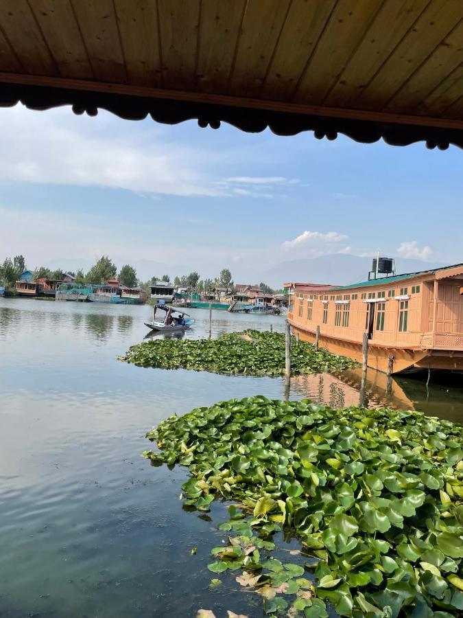 Floating Young Gulshan Houseboat Σριναγκάρ Εξωτερικό φωτογραφία